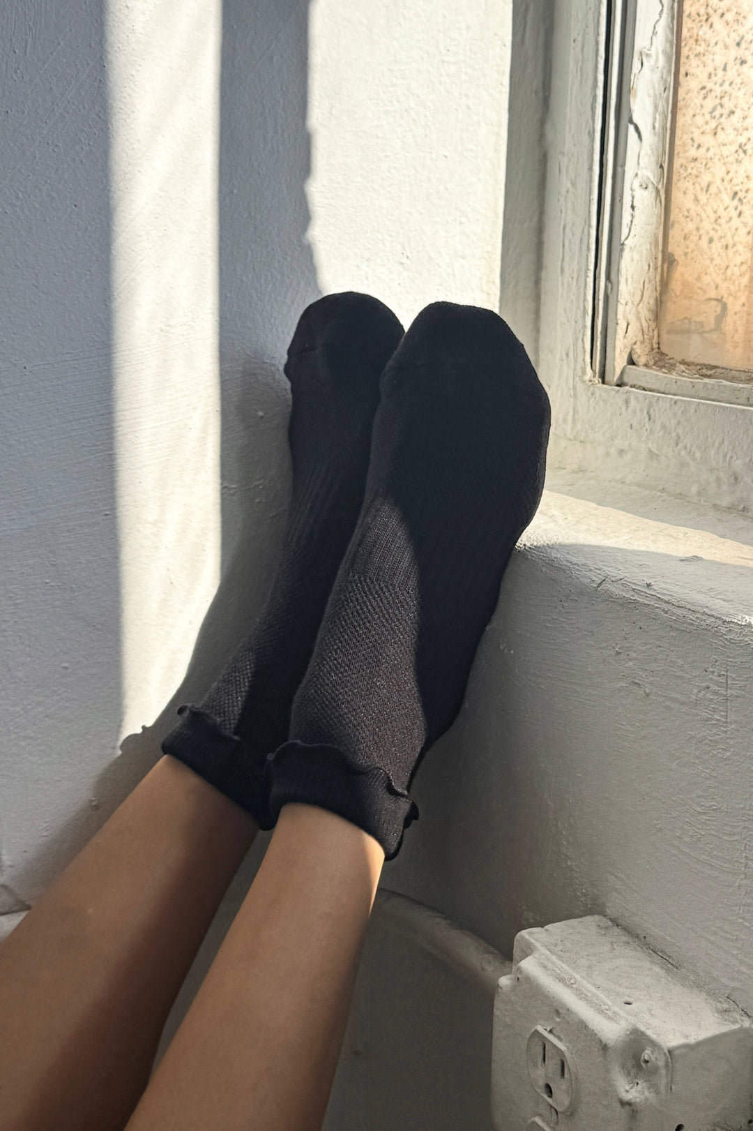 Ruffled Hugger Crew Socks: BLACK