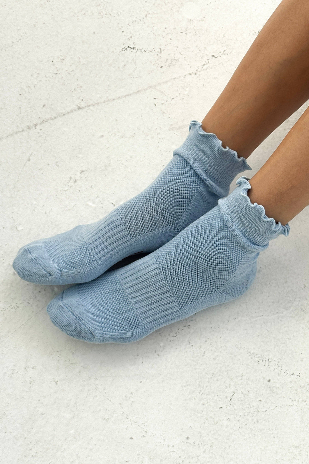 Ruffled Hugger Crew Socks: PERIWINKLE / RED