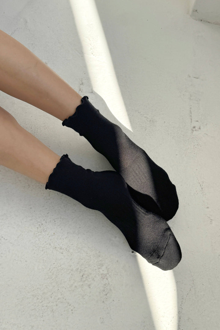 Ruffled Hugger Crew Socks: BLACK